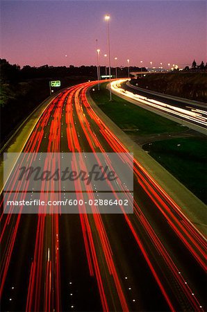 Circulation dense sur l'autoroute au coucher du soleil, Eastern Freeway, Melbourne, Australie