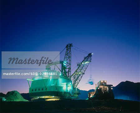 Offene Schnitt Steinkohle Bergwerk, Kratzbaggers und Bulldozer, Dämmerung