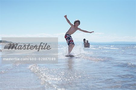 Skimboard garçon à Deanlea Beach, Elmvale, Ontario, Canada