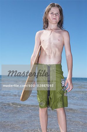 Skimboard garçon à Deanlea Beach, Elmvale, Ontario, Canada