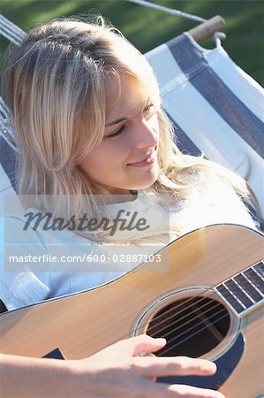Femme jouant de la guitare