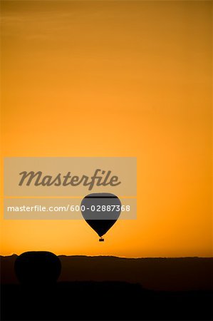 Heißluftballon bei Sonnenaufgang, Masai Mara, Kenia