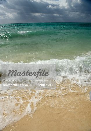 Surfer sur la plage, Grand Bahama Island, Bahamas