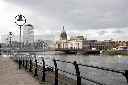 Fluss Liffey mit Blick auf das Custom House, Dublin, Irland
