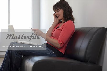 Femme à l'aide d'ordinateur portable