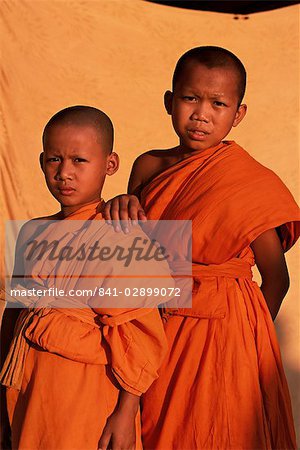 Junge Mönche während der buddhistischen Fastenzeit, Vientiane, Laos, Indochina, Südostasien, Asien