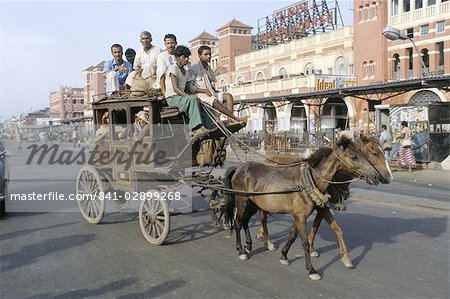 Eine Pferdekutsche Tonga in Howrah Station, Kalkutta, Westbengalen Zustand, Indien, Asien
