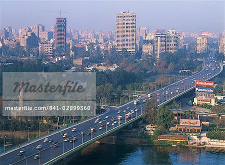 Toits de la ville avec le 6 octobre le pont sur le Nil, à partir de la tour du Caire, le Caire, Egypte, Afrique du Nord Afrique