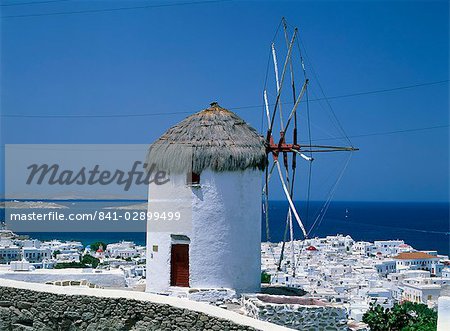 Moulin à vent au toit de chaume au-dessus du port sur l'île de Mykonos, Cyclades, îles grecques, Grèce, Europe