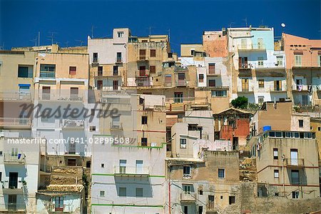 Maisons vus depuis le port de Sciacca, sur l'île de Sicile, Italie, Europe