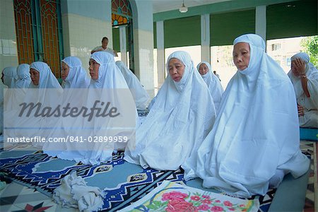 Eine Gruppe von Frauen in weißen Kleidern sitzen auf dem Boden in Indochina, Vietnam, Südostasien, Asien