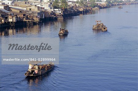 Maisons de Riverside et de bateaux sur la rivière Saigon, Ho Chi Minh-ville (anciennement Saigon), Viêt Nam, Indochine, Asie du sud-est, Asie