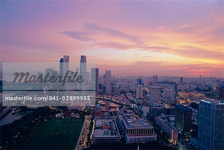 Sonnenuntergang über dem Geschäft von Singapur, Asien