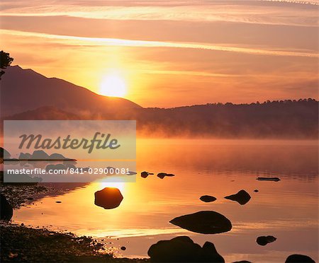 Brume s'élevant sur Derwent Water au lever du soleil, Parc National de Lake District, Cumbria, Angleterre, Royaume-Uni, Europe