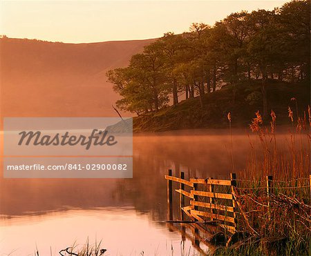 Brume s'élevant sur Derwent Water à l'aube, le Parc National de Lake District, Cumbria, Angleterre, Royaume-Uni, Europe