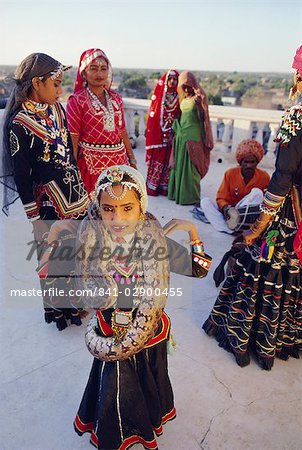 Fille avec un python, partie d'un Kalbalia traditionnel de danse troupe, Rajasthan, Inde