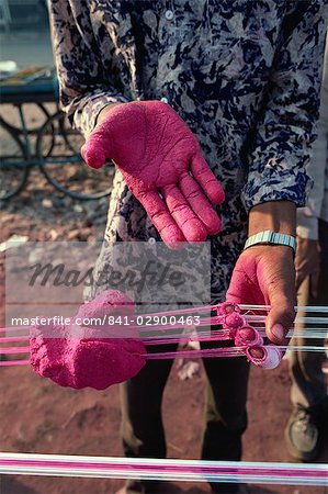 Kite Zeichenfolge Produktion, Zeichenfolge ist beschichtet in eingeschliffenem für den Kampf gegen Drachenfestival im Januar, Ahmedabad, Gujarat Zustand, Indien, Asien