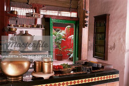 Kochecke mit traditionellen Messing Kochutensilien und Samowar in restaurierten traditionellen Pol Haus, Ahmedabad, Gujarat Zustand, Indien, Asien