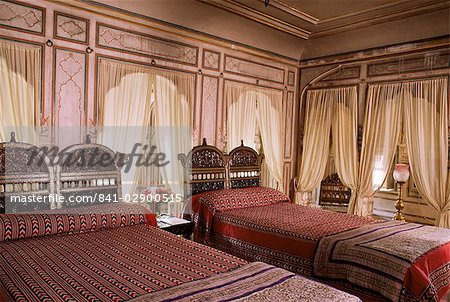 Traditionelle Holz geschnitzten Kopfenden und Block gedruckt Gewebe im Gästeschlafzimmer, staatliche Samode Haveli, Gangapol Bezirk, Jaipur, Rajasthan, Indien, Asien