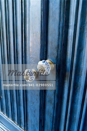 Détail de la reproduction à la main peint Chine poignées de portes de placard dans une maison, près de Ahmedabad, Gujarat État, Inde, Asie