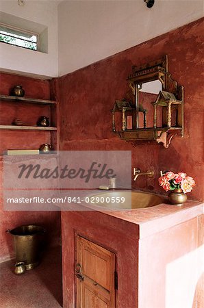 Rose des murs finis et la main de lavabo en laiton battu, résidentiel maison, Amber, près de Jaipur, Rajasthan État, Inde, Asie