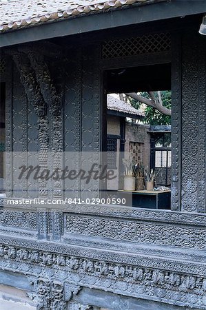 The exquisitely carved 300 year old wood facade of a Pol house, Ahmedabad, Gujarat state, India, Asia