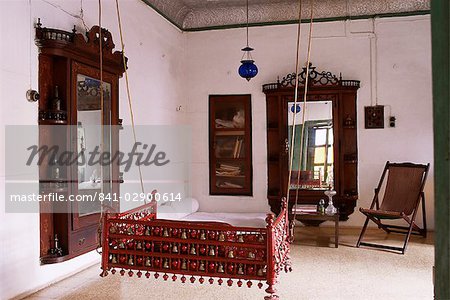 Un coin salon avec hitchkar traditionnelle balançoire suspendue assise en traditionnel restauré Pol house, Ahmedabad, Gujarat État, Inde, Asie Un coin salon avec hitchkar traditionnelle balançoire suspendue assise en traditionnel restauré Pol house, Ahmedabad, Gujarat État, Inde, Asie