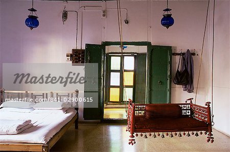 Chambre à coucher avec le siège balançoire suspendue hitchkar traditionnelle restaurée traditionnelle Pol house, Ahmedabad, Gujarat État, Inde, Asie