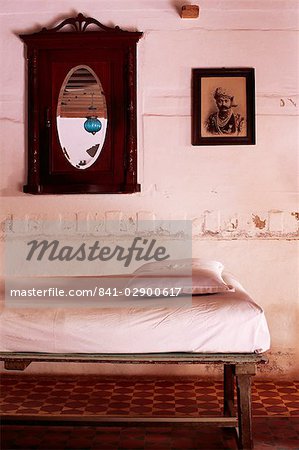 Détail intérieur du lit de jour avec une vieille photo d'un maharajah dans traditionnel restauré Pol house, Ahmedabad, Gujarat État, Inde, Asie