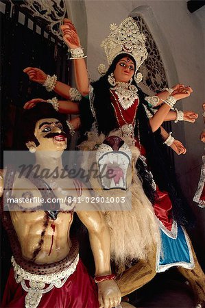 Base d'argile images dont une de Durga, la déesse de dix guerriers armés, devant servir à la fête de Durga Puja, Varanasi, Uttar Pradesh, Inde, Asie