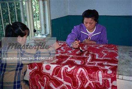 Application de cire pendant le tournage de batik cloth, Duyun, Guizhou, Chine, Asie