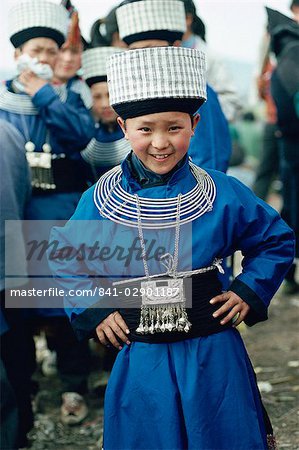 Garçon de Miao habillé pour festival à Tiao Hua Chang, Guizhou, Chine, Asie