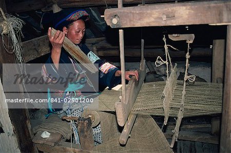 Weaving hemp for mosquito nets, Bouyoi village, Anshun area, Guizhou, China, Asia