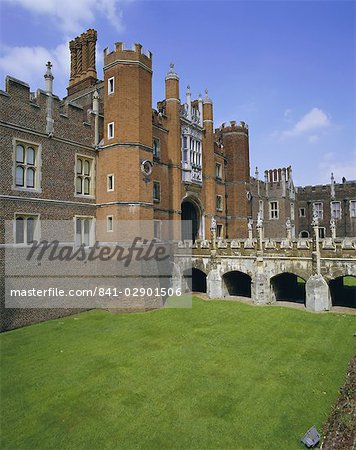 Pont au-dessus du fossé de la porte d'entrée, Hampton Court Palace, Londres, Royaume-Uni, Europe