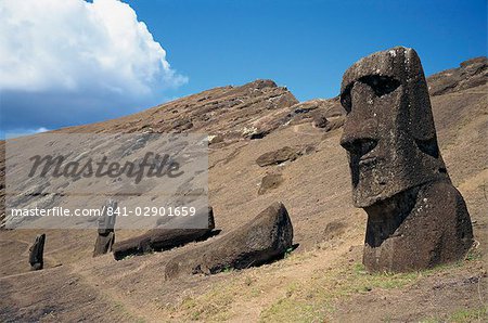 Eine teilweise fertigen Moai-Statue im Steinbruch in den Krater am Rano Raraku auf der Osterinsel (Rapa Nui), UNESCO Weltkulturerbe, Chile, Pazifik, Südamerika