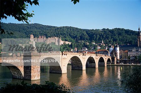 Le vieux pont sur la rivière Neckar, avec le château au loin, Heidelberg, Allemagne, Europe