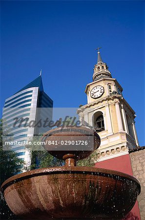 Fontaine de l'église de San Francisco, construit entre 1586 et 1628 et de l'eau, Santiago, Chili, Amérique du Sud