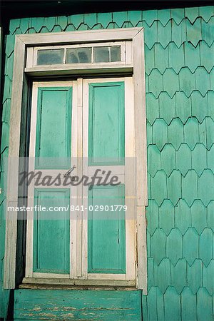 Nahaufnahme einer Tür und Haus Gürtelrose (Tejuelas), in der Zone von Dalcahue in der Nähe von Castro auf die Insel Chiloe, Chile, Südamerika