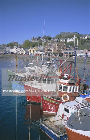 Boote und Wasser, die McCaig Turm auf dem Hügel, Oban, Argyll, Strathclyde, Schottland, Vereinigtes Königreich, Europa