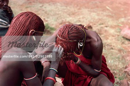 Masai Moran Haare flechten, Kenia, Ostafrika, Afrika