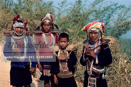 Gruppe aus der Aka (Akha) Hill Tribe in traditioneller Kleidung, Chiang Rai, Thailand, Südostasien, Asien