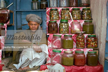 Portrait d'un homme Pathan derrière son étal vendant des cornichons dans Kaboul, Afghanistan, Asie