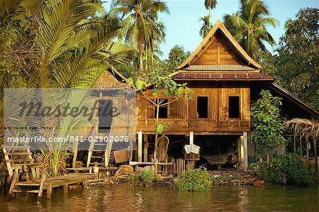 Une maison traditionnelle thaïe sur pilotis au-dessus de la rivière en Bangkok, Thaïlande, Asie du sud-est, Asie