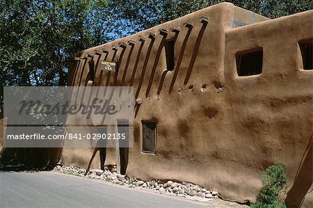 Maison en pisé dans le Barrio de Amalco, une des plus anciennes rues habitées en permanence aux États-Unis, se sont installés dans le début des années 1600, Santa Fe, Nouveau-Mexique, États-Unis d'Amérique (États-Unis d'Amérique), Amérique du Nord