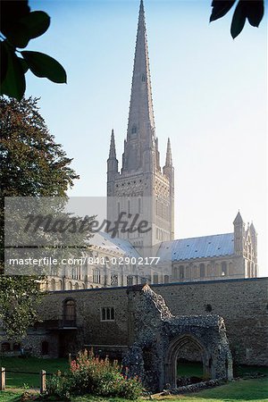 Normannische Kathedrale, aus 11. Jahrhundert, mit 15.Jh. Turm und Hostry bleibt im Vordergrund, Norwich, Norfolk, England, Vereinigtes Königreich, Europa