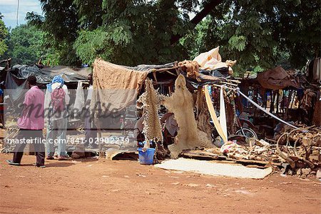 Peaux d'animaux pour les vendre, Bamako, Mali, Afrique Peaux d'animaux pour les vendre, Bamako, Mali, Afrique