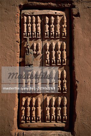 Gros plan de la porte du grenier représentant les ancêtres Dogon, village situé dans la région de Dogon, patrimoine mondial de l'UNESCO, Mali, Afrique de l'Ouest, Afrique