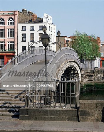 Halfpenny bridge over the River Liffey, Dublin, Eire (Republic of Ireland), Europe