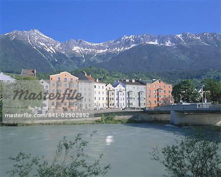Bâtiments le long de la rivière Inn, Innsbruck, Tirol (Tyrol), Autriche, Europe