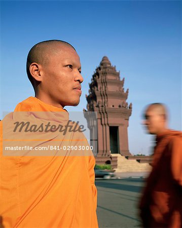 Buddhistische Mönche vor den Independence Monument, Phnom Penh, Kambodscha, Indochina, Südostasien, Asien